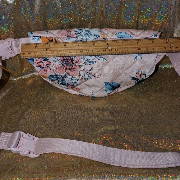 VERA BRADLEY Belt Bag  NewWithTags - Picture 9 of 9